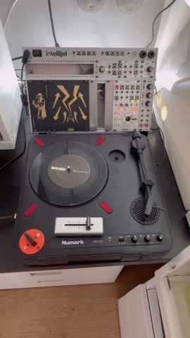 Il Numark PT01 accanto all'Eurorack